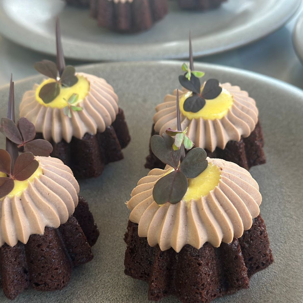 Chokolademuffins m. chokoladecreme og orange curd