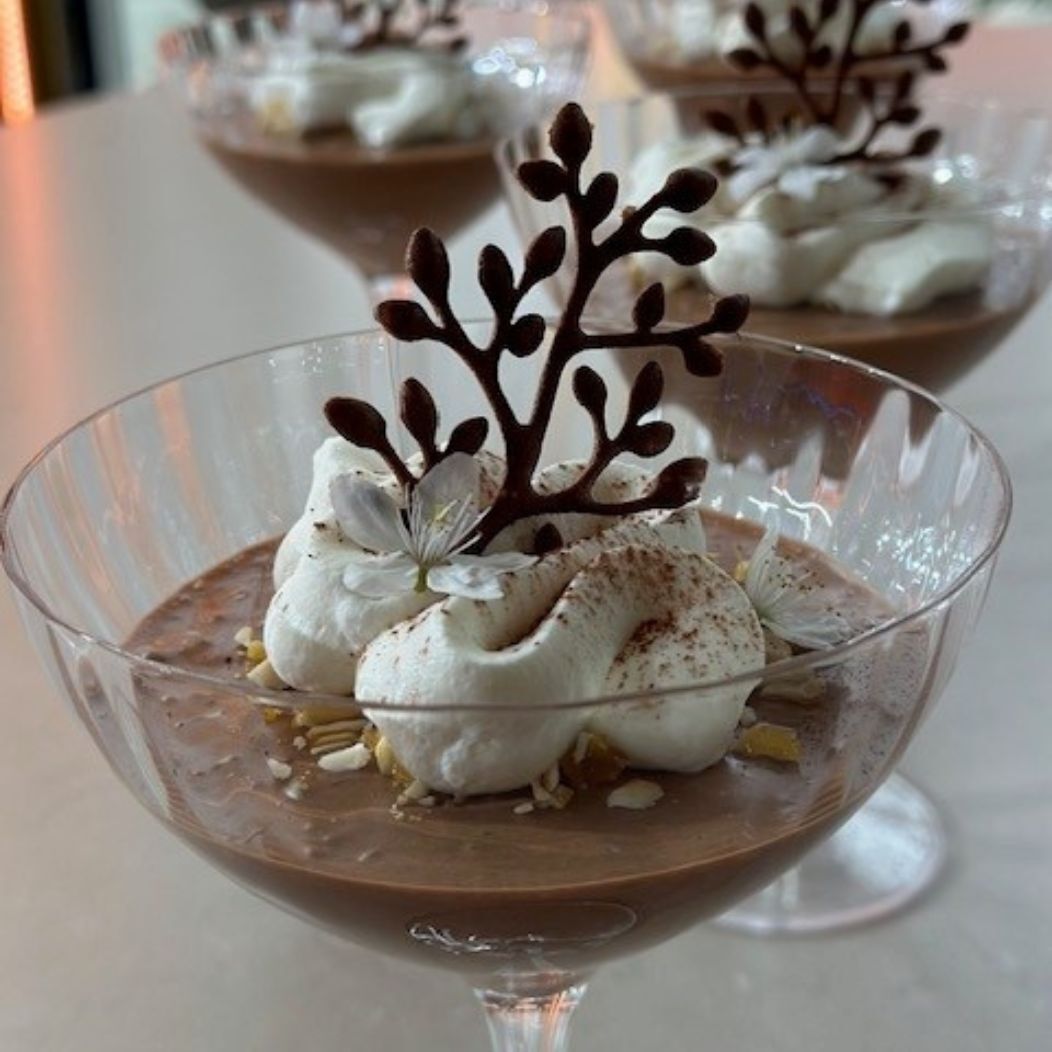 Chokolademousse med karamelliserede n&oslash;dder